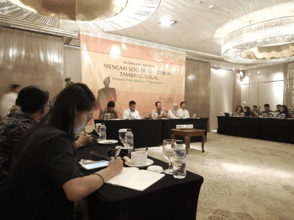 A media discussion theming “Seeking Solution to Curb Illegal Mining,” was held on Monday in Jakarta by Heafy Communication.  Illegal mining is deemed as a major problem that needs serious efforts to resolve.  (Petromindo|Thomas)