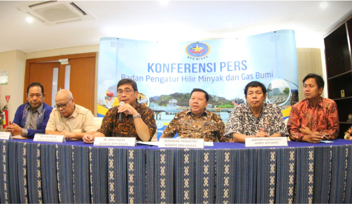 M. Ibnu Fajar (center), a member of the oil and gas downstream authority BPH Migas Committee, accompanied by other committee members, talks to the media following a meeting on Wednesday in Jakarta with 22 regents.   BPH Migas held a coordination meeting with the regents in relation to the implementation of the government’s one fuel price policy across the country. (Dasir|Petromindo)