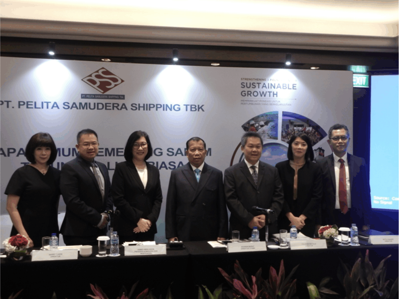 Board of Directors of PT Pelita Samudera Shipping Tbk (PSSI) stand for photo session after holding annual general meeting of shareholders (AGMS) and extraordinary general meeting of shareholders (EGMS) in Jakarta on Friday (25/05). From left to right: Helena Adnan (Independent Director), Harry Tjhen (Director), Lilis Halim (Newly appointed Independent Commissioner), Hamid Awaluddin (President Commissioner), Iriawan Ibarat (President Director), Yolanda Watulo (Director) and Setya Rahadi (Director). (Petromindo|Thomas)
