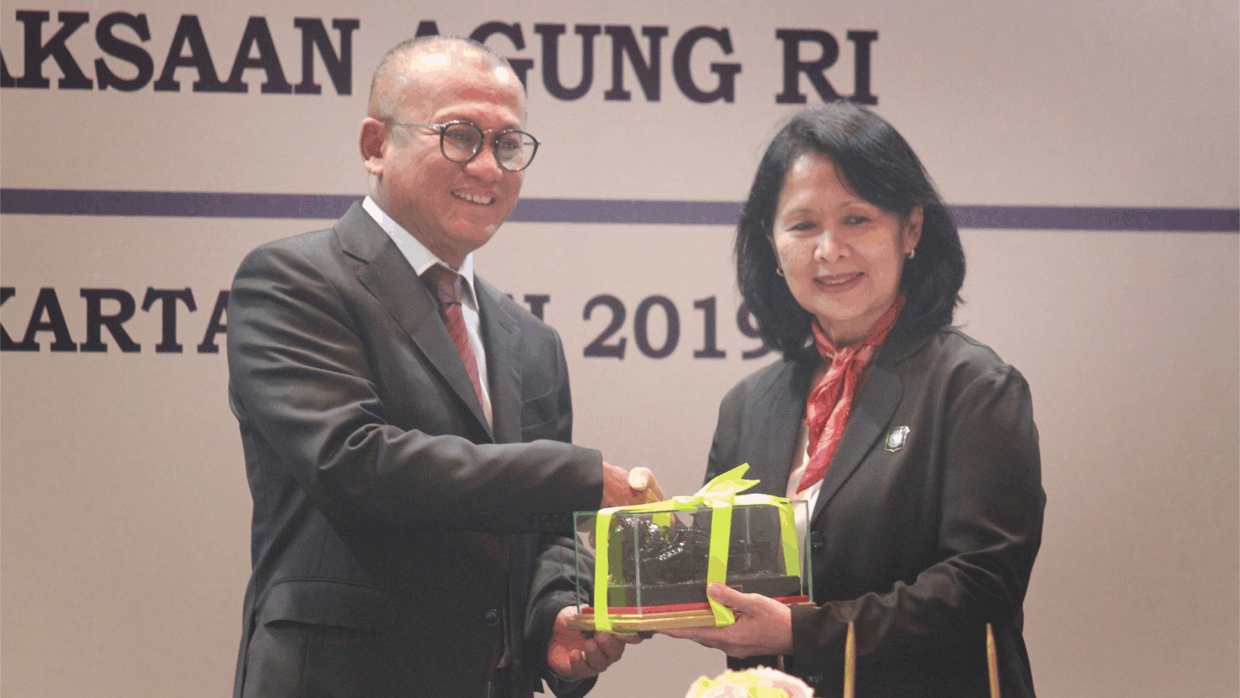 (left to right) President Director of PT Bukit Asam Tbk Arviyan Arifin, Deputy Attorney General for Civil and State Administration at the Attorney General (Jamdatun) Loeke Larasasti signed an extension of agreement on dealing with Civil and State Administration legal issues in Jakarta on May 8, 2019. Under the cooperation agreement the Attorney General Office on Civil and State Administration will provide legal assistance, legal considerations and other legal actions through state prosecutors for Bukit Asam and its subsidiaries. (Petromindo|Dasir)