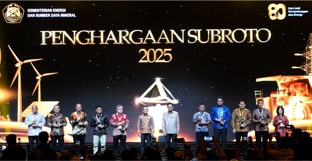 Minister of Energy and Mineral Resources Bahlil Lahadalia (center) and Deputy Minister Yuliot Tanjung pose with recipients of the 2025 Subroto Awards in Jakarta on Friday (24/10), organized by the Ministry of Energy and Mineral Resources (ESDM).