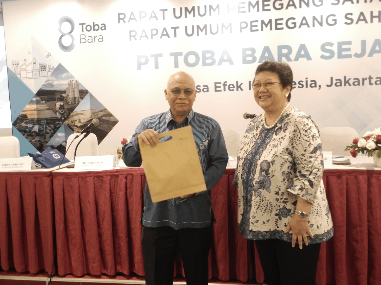 PT Toba Bara Sejahtra Tbk (TOBA) on Wednesday (15/05) held annual general meeting of shareholders (AGMS) and extraordinary general meeting of shareholders (EGMS) in Jakarta. One of the results of the meeting was the changing of board of directors composition. Jusman Syafii Djamal (left), who ended his services as commissioner, stands for photo session with Justarina S.M Naiborhu, President Director of TOBA. (Petromindo|Thomas)